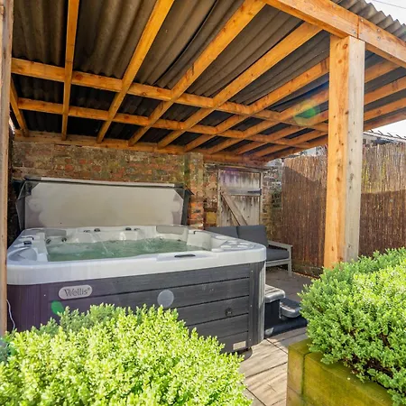 Little Domus - With Hot Tub York