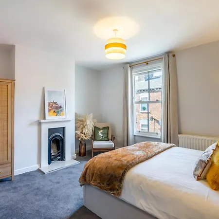 Little Domus - With Hot Tub * York