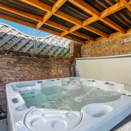 Holiday home Little Domus - With Hot Tub York
